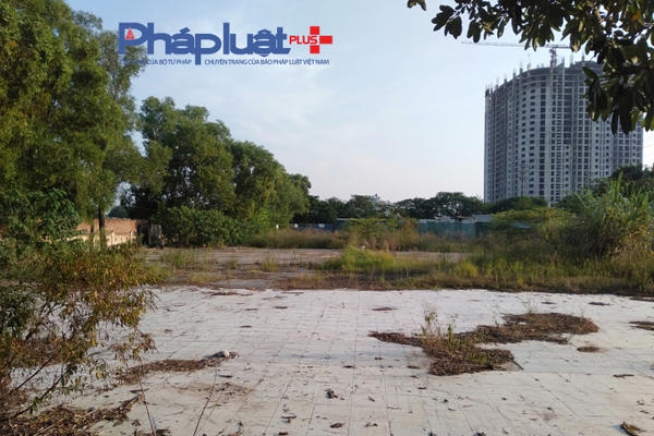 Học sinh thiếu lớp học, HUD thì "quây tôn" đất xây trường