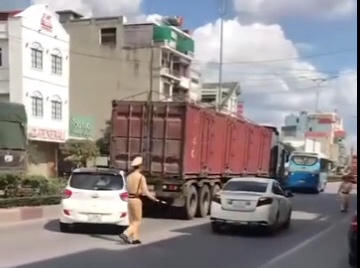 Quảng Ninh: Tạm giữ tài xế lùi xe bỏ chạy khi thấy chốt kiểm tra nồng độ cồn