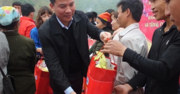 Phó Chủ tịch Quốc hội Uông Chu Lưu cùng bà con vùng lũ Thanh Hóa đón Tết sớm