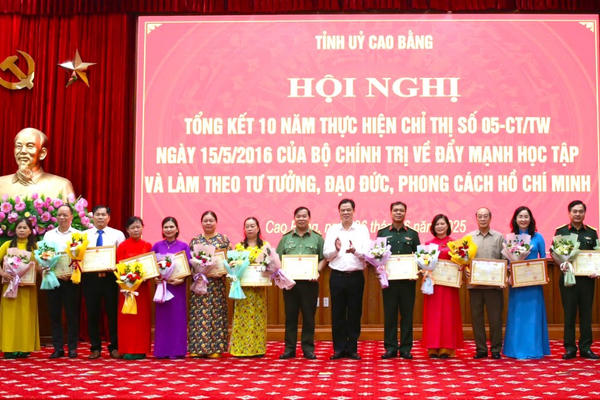 Cao Bằng: Chuyển biến rõ nét từ "học tập" sang "làm theo" tư tưởng, đạo đức và phong cách Hồ Chí Minh Cao Bằng: Chuyển biến rõ nét từ "học tập" sang "làm theo" tư tưởng, đạo đức và phong cách Hồ Chí Minh