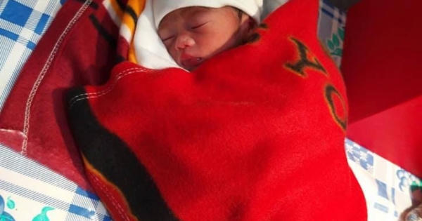 Mở thùng giấy lạ phát hiện một bé gái còn nguyên nguyên dây rốn