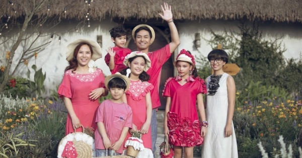Gia đình MC Phan Anh rạng rỡ sắc hồng trình diễn thời trang trong khu vườn cổ tích Gia đình MC Phan Anh rạng rỡ sắc hồng trình diễn thời trang trong khu vườn cổ tích