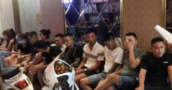 Quán karaoke mở 'chui' cho hơn 50 khách hát, 7 người dương tính với ma túy