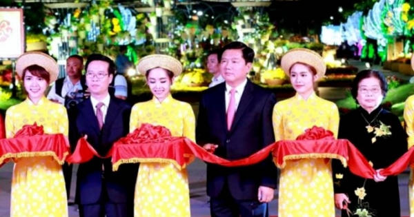 Người dân "vây" Tân Bí thư Đinh La Thăng trên đường hoa Nguyễn Huệ