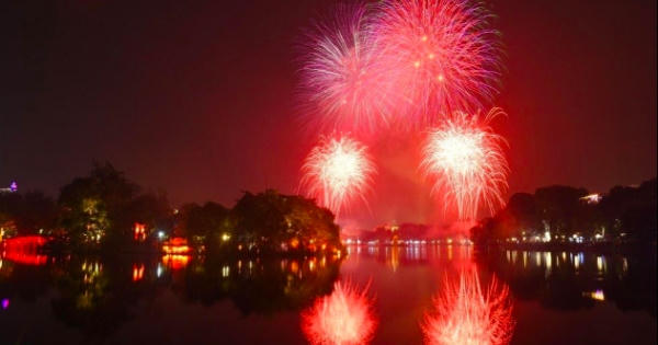 Video: Mãn nhãn với 'bữa tiệc ánh sáng' chào năm mới Giáp Thìn 2024