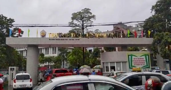 Hà Nội: Học sinh trường tiểu học Dịch Vọng B rơi từ tầng cao chấn thương nặng