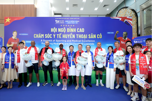 Những “chân sút triệu đô” của Man Đỏ trải nghiệm y học thể thao đỉnh cao tại BVĐK Tâm Anh Hà Nội