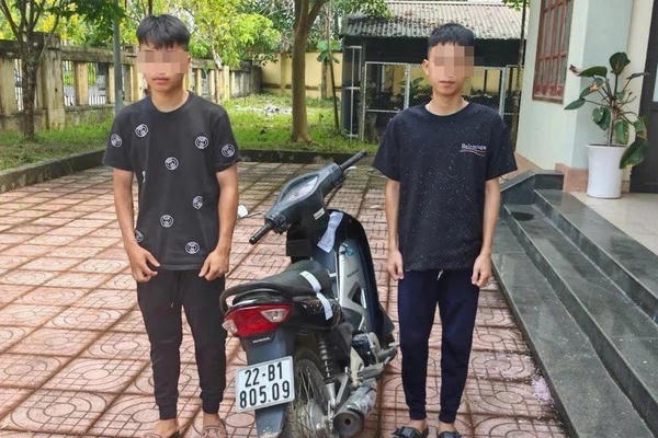 2 thanh niên bị tịch thu phương tiện vì bốc đầu xe máy