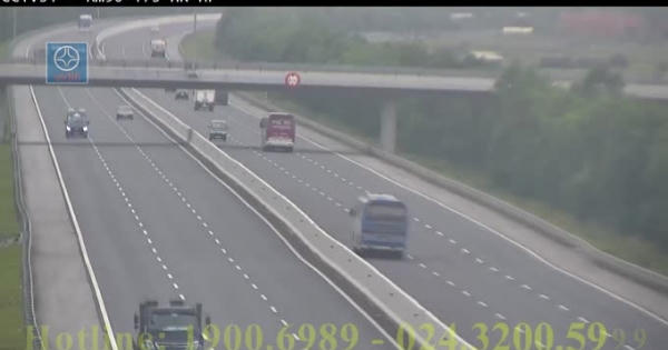 Kinh hoàng cảnh ôtô lao ngược chiều với vận tốc nhanh trên cao tốc Hà Nội - Hải Phòng