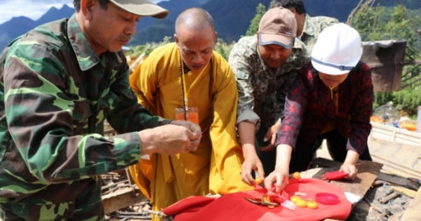 Lào Cai: Hàng nghìn người dự lễ rót đồng tượng Quan Thế  Âm Bồ Tát trên đỉnh FANSIPAN