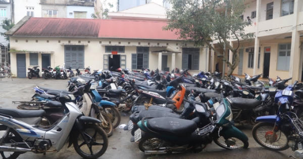 Thu giữ nhiều xe máy là tang vật của vụ trộm trong tiệm cầm đồ không phép