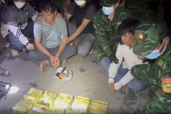 Phá án xuyên đêm, truy bắt đối tượng vận chuyển 30kg ma tuý đá