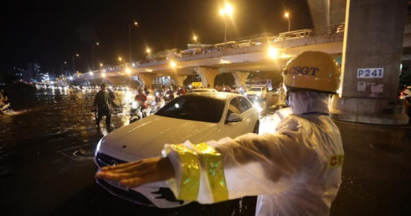 Cảnh sát giao thông "trắng đêm" cứu giao thông vì... cây đổ