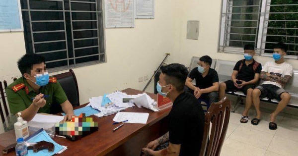 Hà Nội: Phạt 10 triệu đồng 7 thanh niên đi dạo không đeo khẩu trang