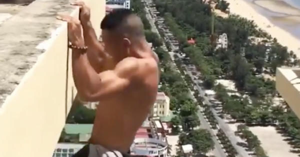 Thót tim với màn “treo mình” ở độ cao hàng chục mét của chàng trai xứ Nghệ