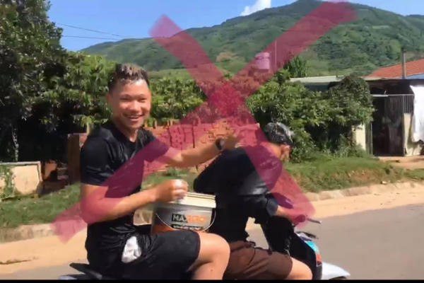 Xử phạt 2 thanh niên Sơn La vừa đi xe máy vừa gội đầu cho nhau