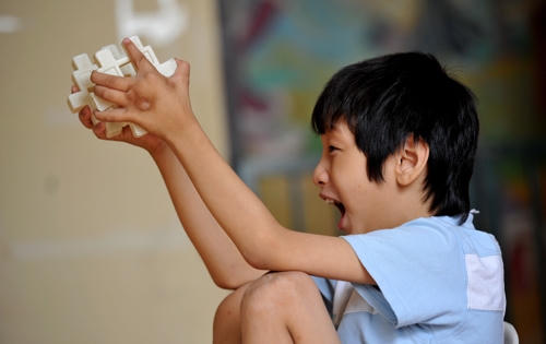 Không thể vào lớp 1 và mẫu giáo, trẻ tự kỷ phải 'đứng ngoài cổng trường'