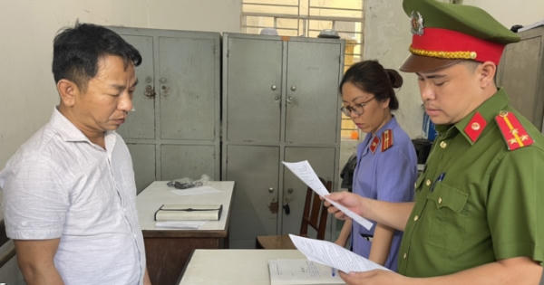 Thuê người tạt sơn nhà người yêu vì mâu thuẫn chuyện tình cảm