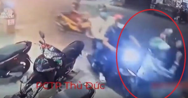 Clip nghi lại cảnh người đi đường khống chế tên trộm xe máy như phim hành động