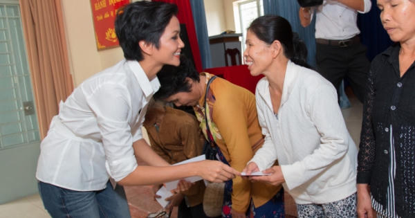 Cận Tết, Hoa hậu Hoàn vũ H'hen Niê mang yêu thương đến Long An