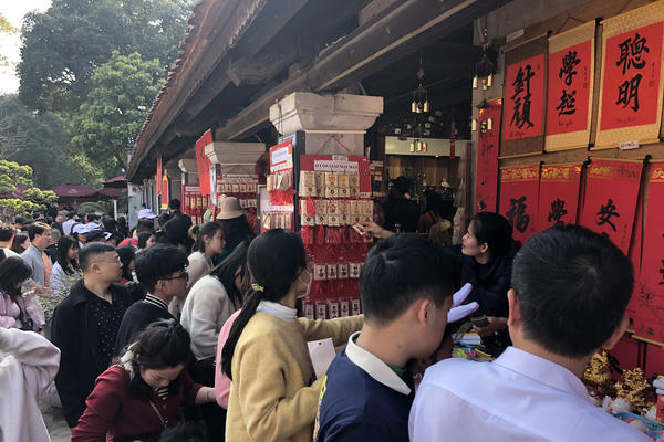 Văn Miếu - Quốc Tử Giám nhộn nhịp người đến tham quan ngày đầu năm Giáp Thìn
