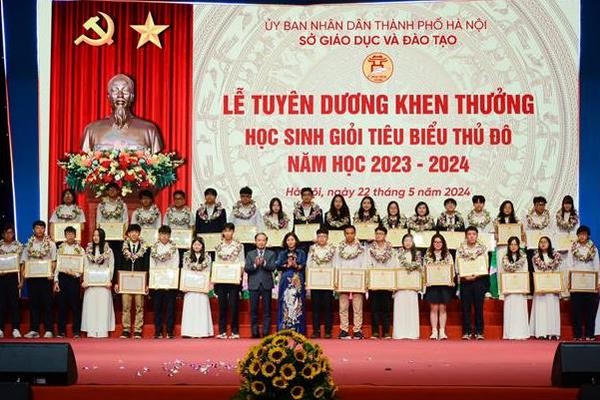 Tuyên dương, khen thưởng 820 học sinh tiêu biểu Thủ đô