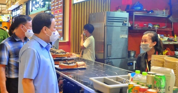 Phó chủ tịch TP Hà Nội kiểm tra đột xuất hàng quán, trung tâm thương mại