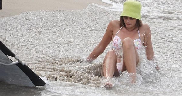 'Thiên thần nội y' Taylor Hill đẹp như mộng trên biển không thể rời mắt