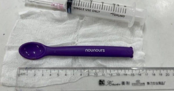 Say rượu, cô gái nuốt chiếc thìa nhựa 15cm vào bụng