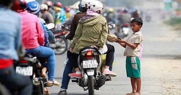 Bất chấp nắng cháy da, đám trẻ 'đóng chốt' xin tiền người đi đường