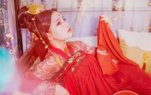 Bí ẩn người phụ nữ lấy đi "đêm đầu tiên" của các hoàng đế