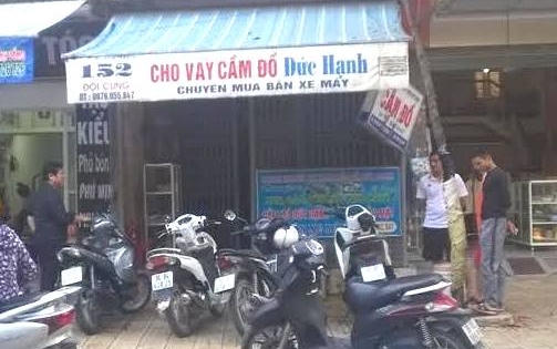 Thanh Hóa: Côn đồ liên tục uy hiếp, ném “bon bẩn” vào tiệm cầm đồ