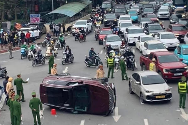 Tạm giữ hình sự tài xế vụ lật xe ô tô ở Ngã tư Sở