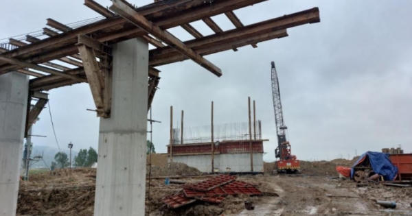 Rơi từ cần cẩu cao xuống đất, nam công nhân tử vong