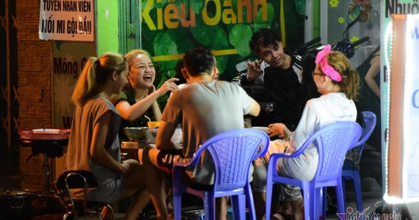 TP HCM: Tràn lan quán nhậu trên vỉa hè, bất chấp quy định cách ly xã hội