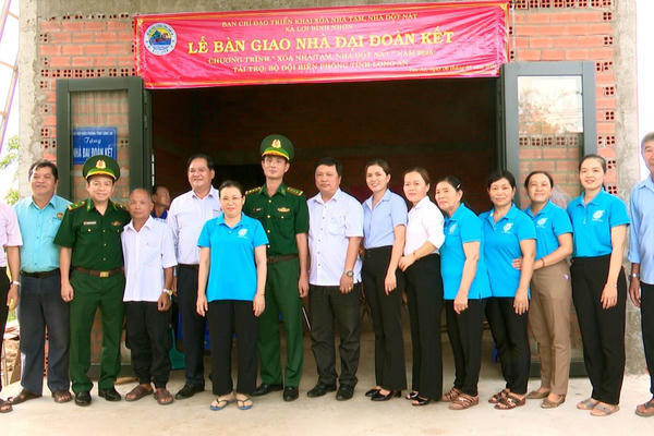 Bộ đội Biên phòng Long An bàn giao nhà đại đoàn kết