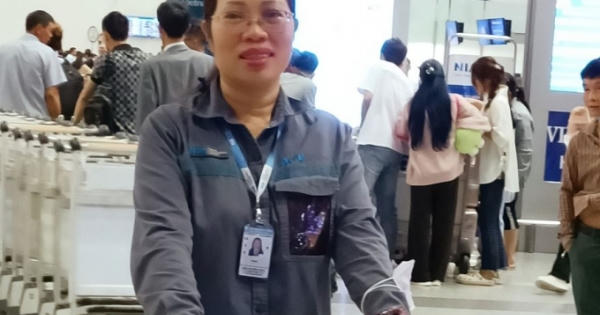 Nữ nhân viên xe đẩy của Cảng HKQT Nội Bài giúp hành khách tìm lại chiếc túi và giấy tờ quan trọng bị bỏ quên Nữ nhân viên xe đẩy của Cảng HKQT Nội Bài giúp hành khách tìm lại chiếc túi và giấy tờ quan trọng bị bỏ quên