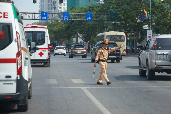 CSGT Hà Nội hỗ trợ vận chuyển trái tim hiến tặng, kịp thời cứu sống bệnh nhi 11 tuổi