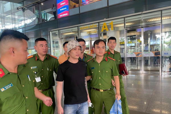 Di lý đối tượng trốn nã tại Thái Lan về Việt Nam