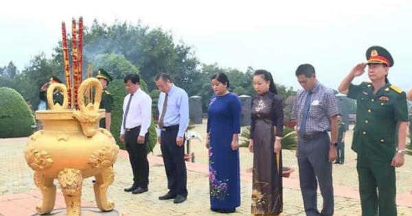 Lãnh đạo tỉnh Bình Phước viếng nghĩa trang liệt sĩ nhân kỷ niệm 47 năm Ngày giải phóng miền Nam