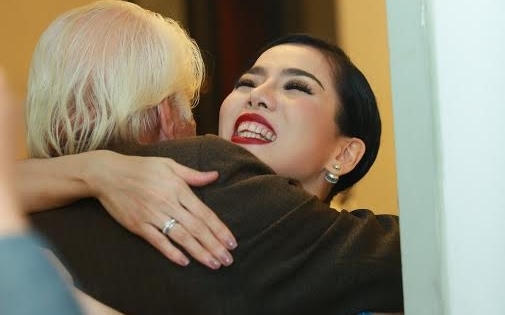 Lệ Quyên vui mừng xúc động gặp lại thầy giáo chủ nhiệm và bạn thân