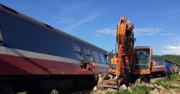 Tổng công ty Đường sắt Việt Nam xác định nguyên nhân ban đầu vụ tàu hỏa “húc” tung xe cẩu tại Quảng Bình