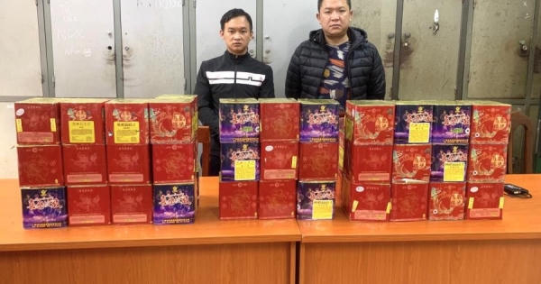Mua pháo hoa nổ về bán kiếm lời, hai thanh niên bị bắt tại nhà