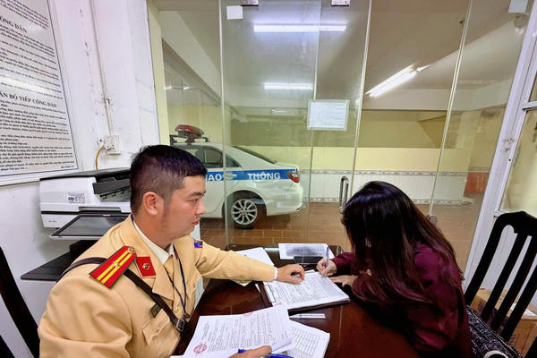 Xử phạt nữ tài xế ô tô đi ngược chiều trên đường Võ Chí Công, Hà Nội Xử phạt nữ tài xế ô tô đi ngược chiều trên đường Võ Chí Công, Hà Nội