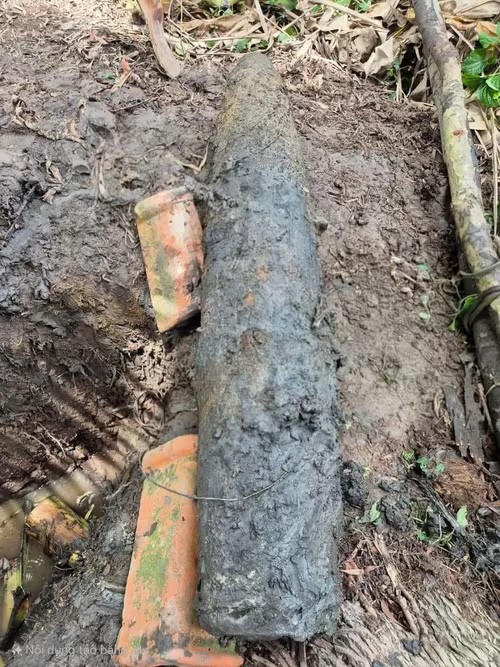 Phát hiện quả bom nặng 2 tạ bên mương nhà