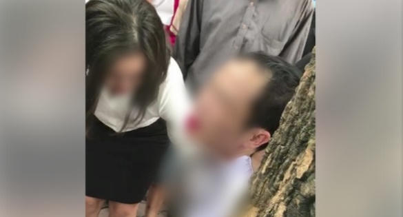 Clip: Nghi vợ ngoại tình, chồng giật điện thoại kiểm tra thì vợ tri hô cướp khiến người dân xúm vào đánh chảy máu