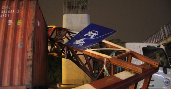 Hà Nội: Cố tình đi vào đường hạn chế chiều cao, container mắc kẹt gây ách tắc nghiêm trọng