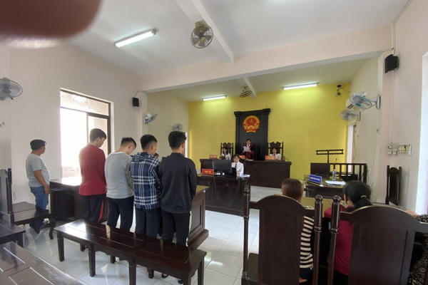 Phiên tòa cuối mùa hạ và những giấc mơ dang dở Phiên tòa cuối mùa hạ và những giấc mơ dang dở