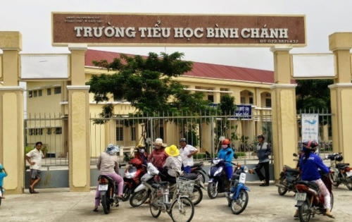 Nguyên hiệu trưởng trường "cô giáo quỳ gối" được chuyển làm giáo viên cấp 2