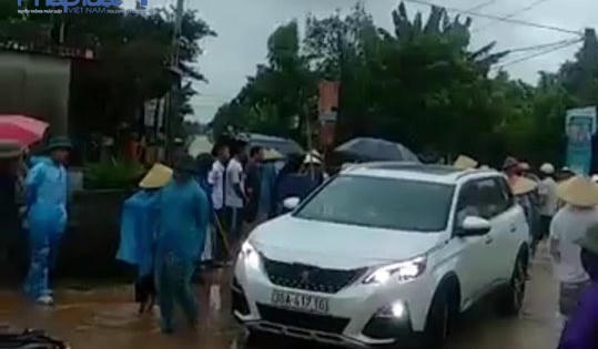 Nhóm côn đồ phá cổng làng bị người dân đánh trống vây người, giữ xe Nhóm côn đồ phá cổng làng bị người dân đánh trống vây người, giữ xe